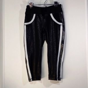 KI PRO NYC Black tone on tone Paisley Print Capri